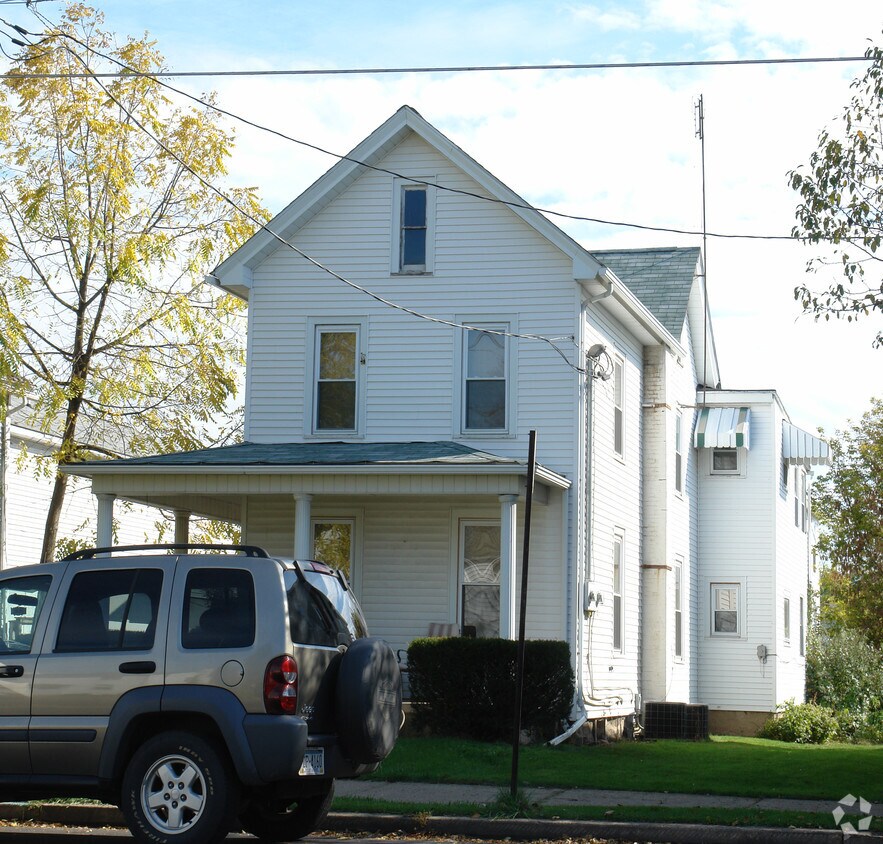 Primary Photo - 460 W Main St