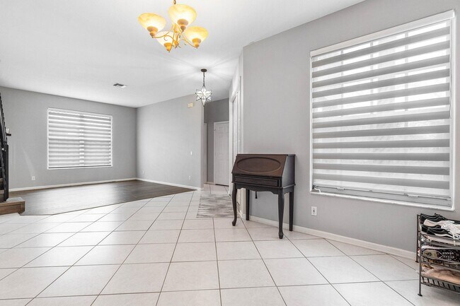 Building Photo - 7069 Middlebury Dr