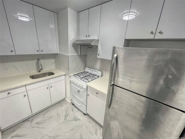 Foto del edificio - 66-10 Thornton Pl