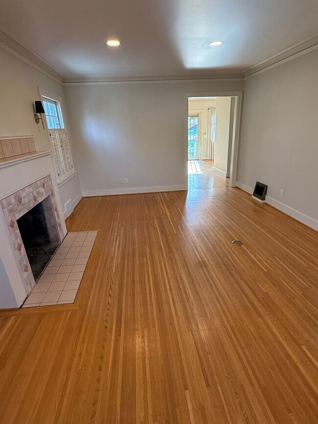 Building Photo - 3BR Tudor Home 1/2 Block from Greenlake!