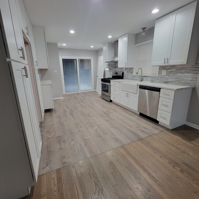 Foto del edificio - 9136 Roach Ave