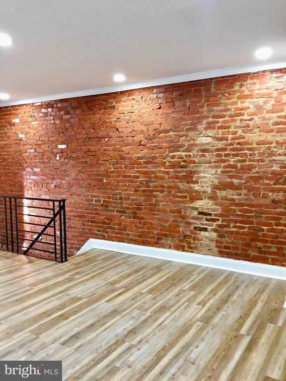 Building Photo - 417 N Salford St