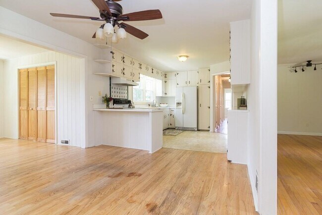 Building Photo - 2118 Allaire Ln NE