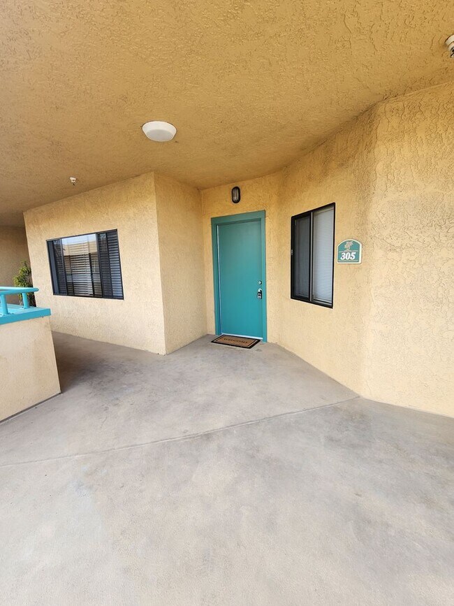 Foto del edificio - Spacious 1 Bed, 1 Bath Apartment with Priv...
