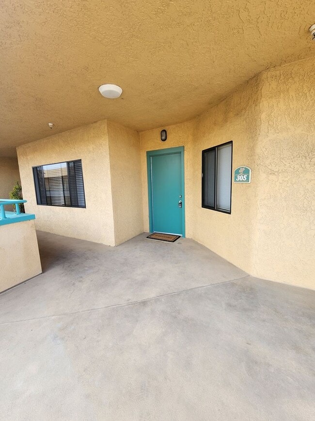 Building Photo - Spacious 1 Bed, 1 Bath Apartment with Priv...