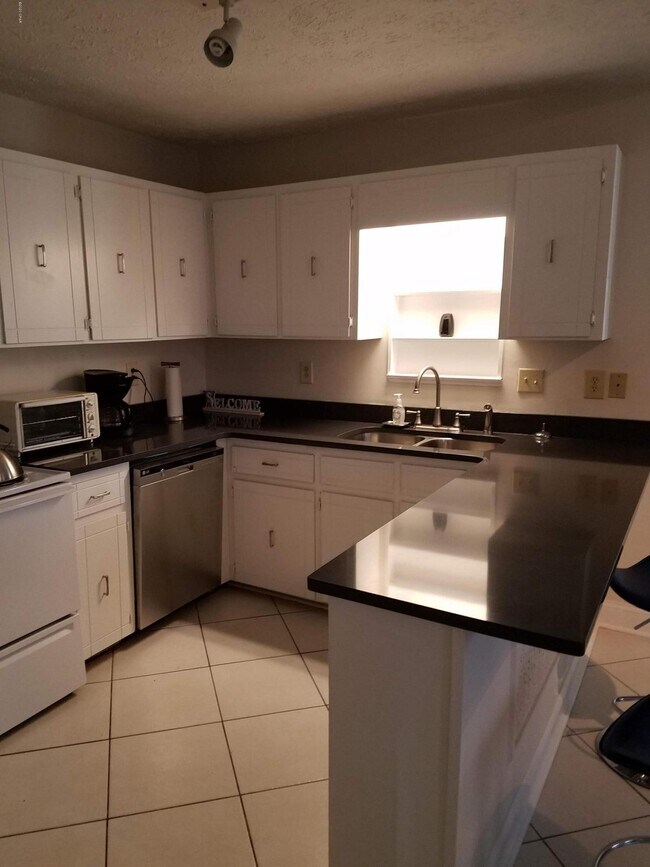 Building Photo - 621 Granada Cir