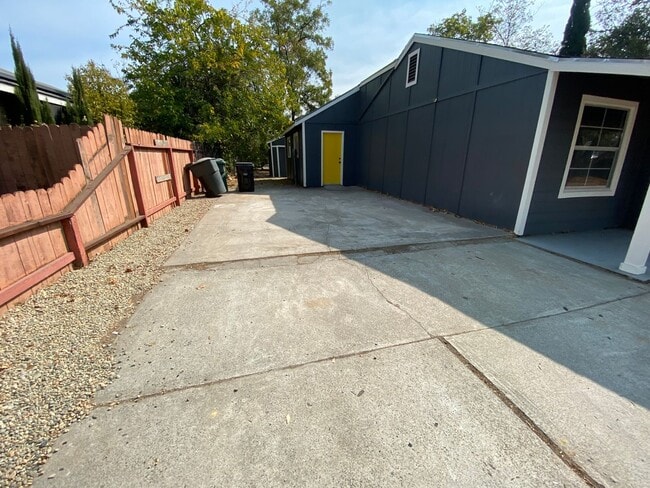 Foto del edificio - Beauitfully upgrade 3 Bedroom on large lot!
