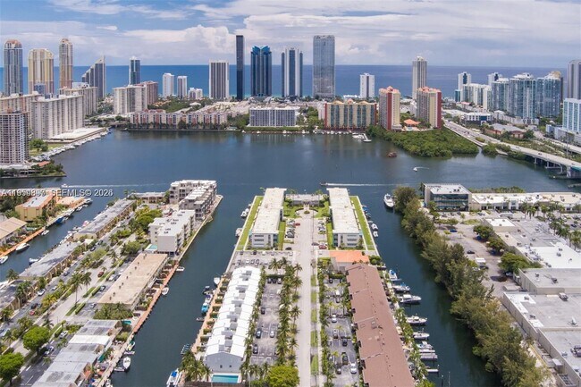 Foto del edificio - 3807 NE 166th St