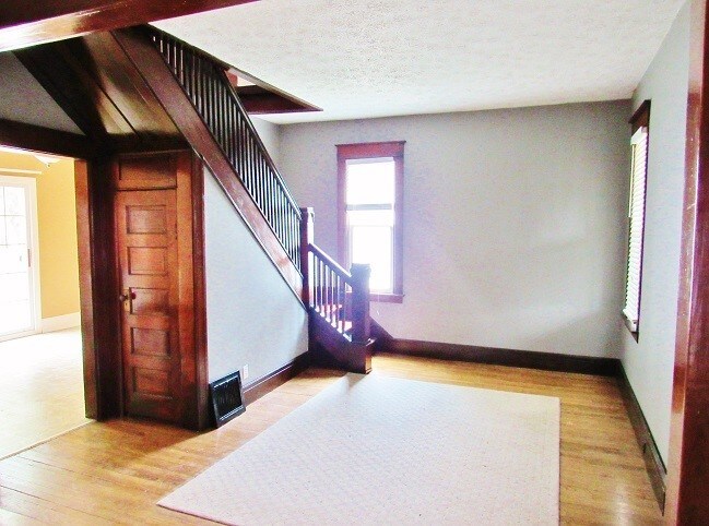 Building Photo - 611 S Wenona St
