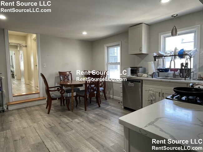 Building Photo - 73 Thorndike St