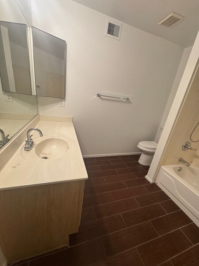 Foto del edificio - 2 BEDROOM TOWNHOME IN MESA