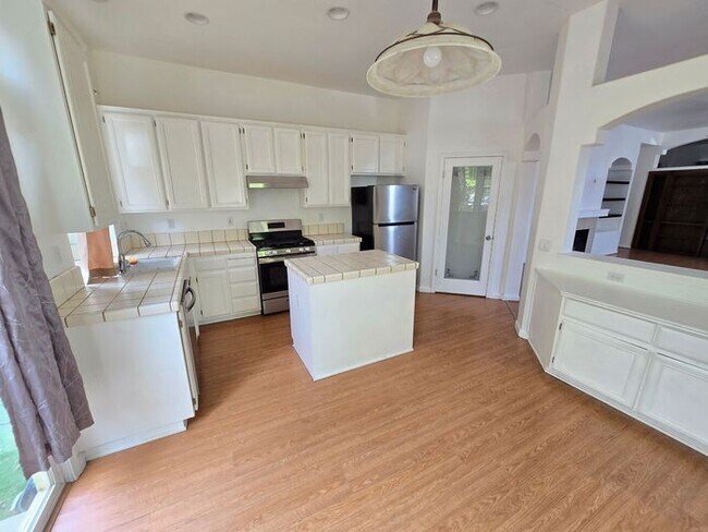 Foto del edificio - Stylish 4-Bedroom Home Near Red Hawk Golf ...