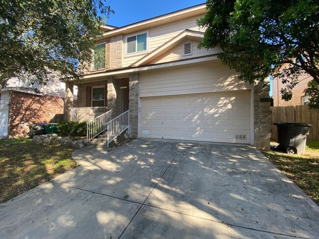 Foto del edificio - Spacious 4-Bedroom Home for Rent in Encino...