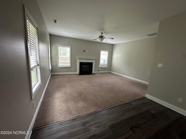 Building Photo - 3000 Fox Glove Dr