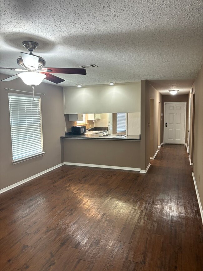 Building Photo - Downstairs condo at Lake Chateau!