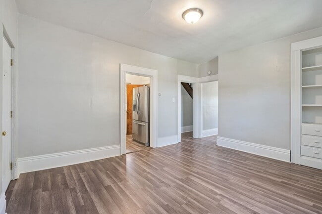 Building Photo - Huge 4 Bedroom with Large Yard on Quiet Street