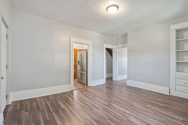 Foto del edificio - Huge 4 Bedroom with Large Yard on Quiet Street