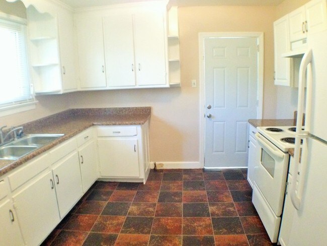 Building Photo - BEAUTFUL 3 BED 1 BATH HOME ON CURLEW DRIVE!