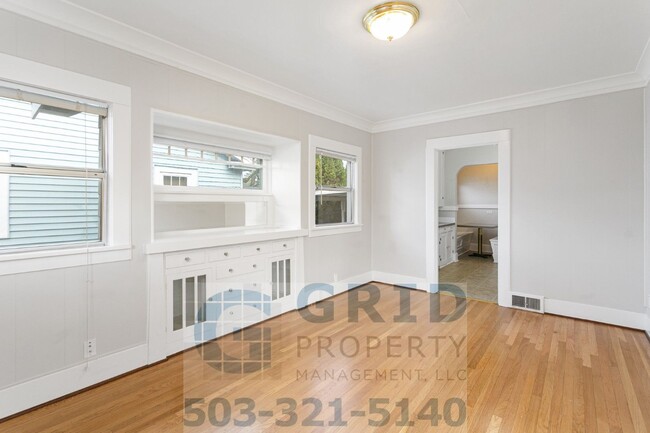 Building Photo - Two Bedroom Craftsman Available in Woodstock!