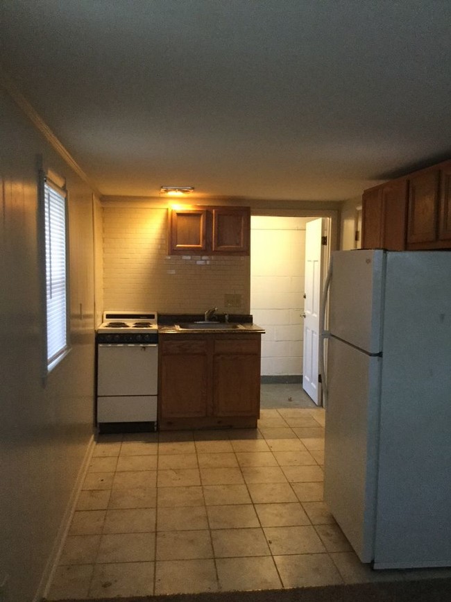 Building Photo - Efficiency Apartment Available