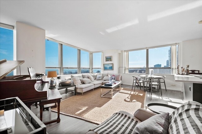 Building Photo - 5701 N Sheridan Rd