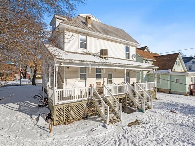 Foto del edificio - 520 1/2 W Bucyrus St- TOP FLOOR