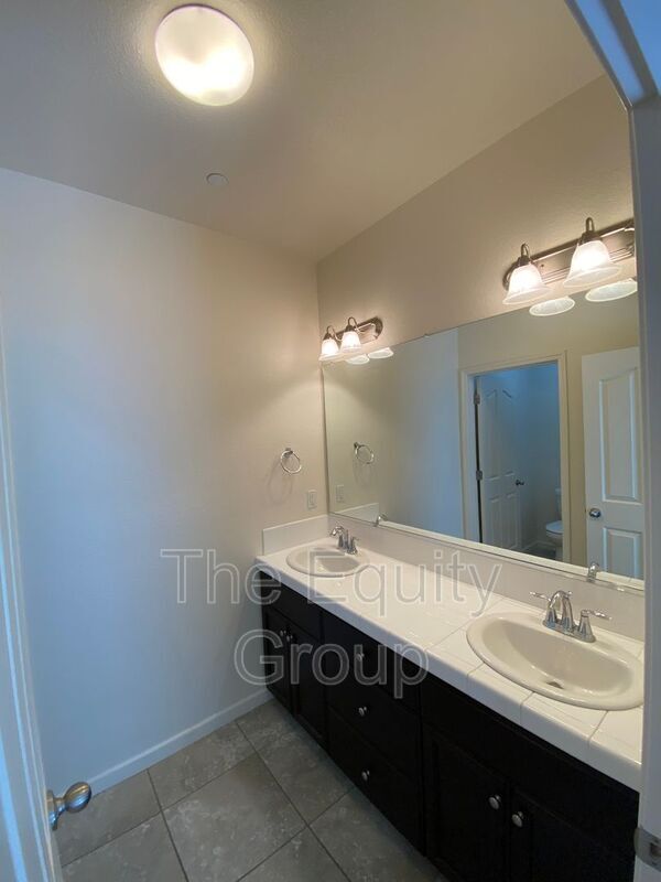 Foto del edificio - 2422 W Allen Ave