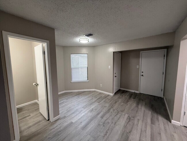 Building Photo - 4401 River Valley Dr