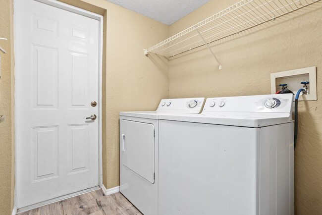 Building Photo - Bona Vista - 826 CW 104
