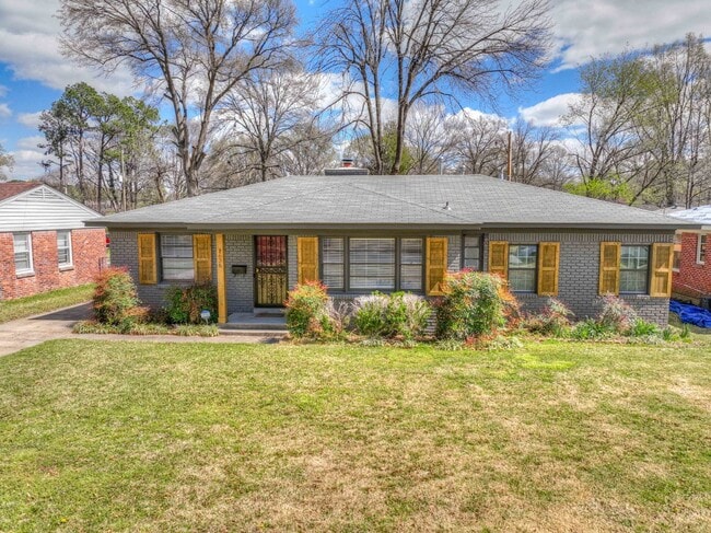 Photo - Colonial Acres East Memphis cutie! 3 bedrooms and tons of updates! Appliances included. Apartment