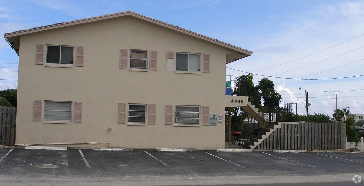 Vista lateral - 4440 NE 1st Ter