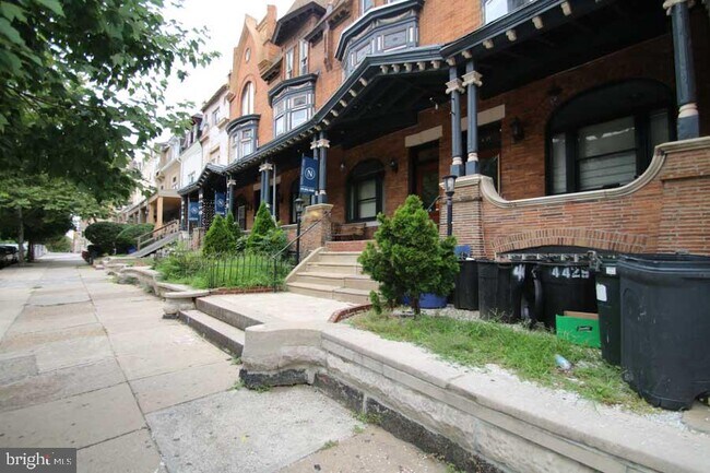 Building Photo - 4425 Chestnut St