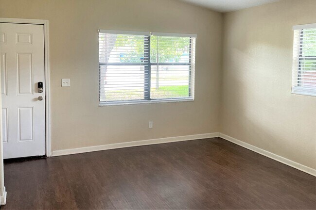 Foto del edificio - 1770 Taylor Lake Pl
