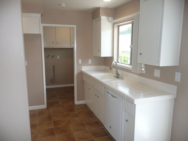 Building Photo - 4 bedroom home in Tustin