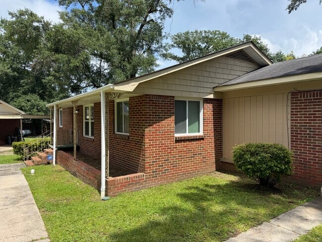 Building Photo - 727 E Salvia St