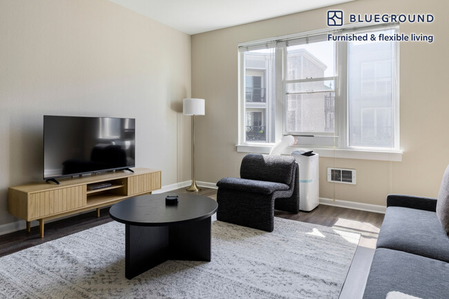 Building Photo - 5684 Bay St