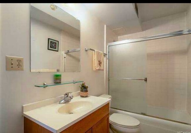 First Full Bathroom - 2488 Kapiolani Blvd