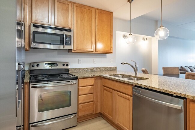 Foto del edificio - Two Bedroom Condo | Short Term & Furnished!