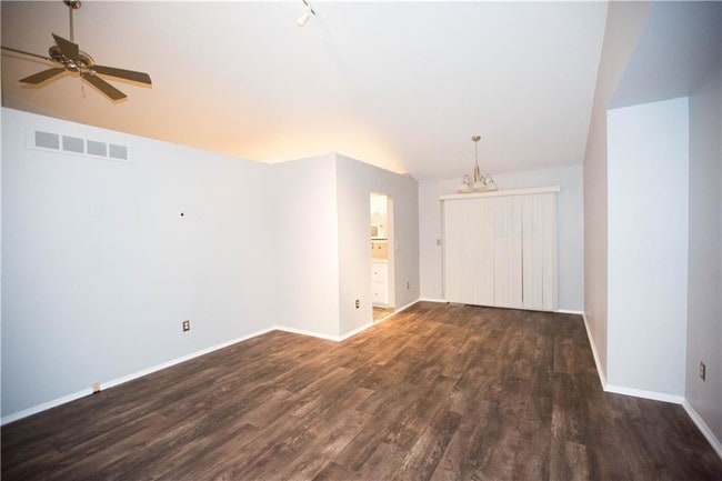 Foto del edificio - 37494 Charter Oaks Blvd