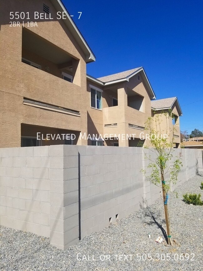 Foto del edificio - Move in NOW! No Carpet 2Bd/1Bath Refrigera...