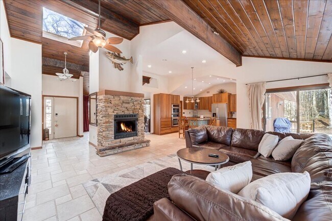 Foto del edificio - 441 Burlingham Rd