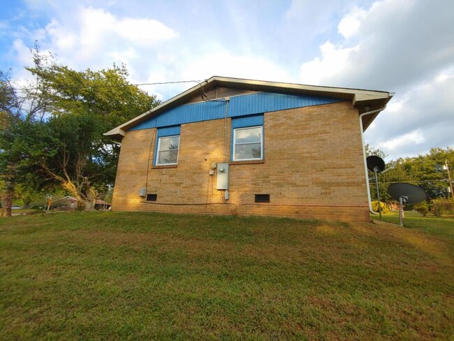 Building Photo - 1392 w SedgeField