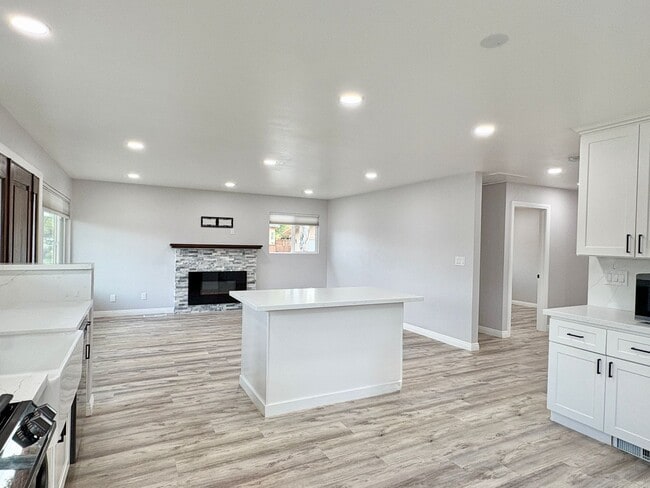 Foto del edificio - Stunning 4BR/3BA Home + Detached Studio in...