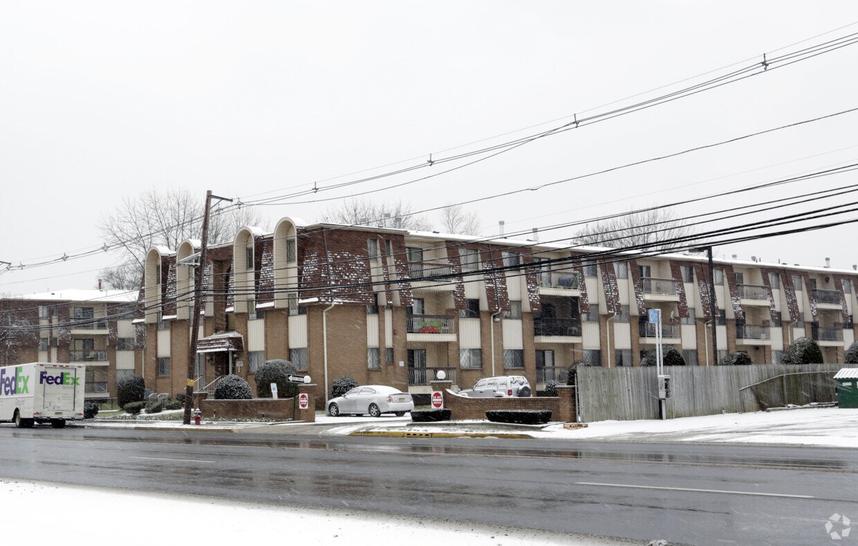 Foto principal - 1150-1190 W St Georges Ave