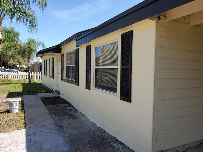 Building Photo - 1011 Woodlawn Rd