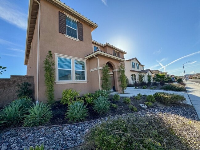 Building Photo - Stunning 5 bedroom Spencers Crossing home ...