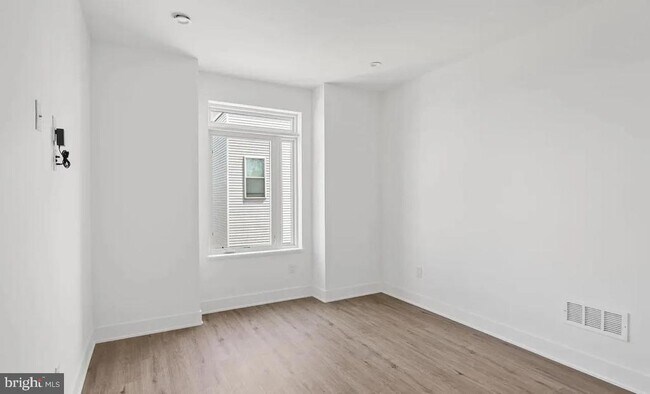 Building Photo - 1518 N Darien St