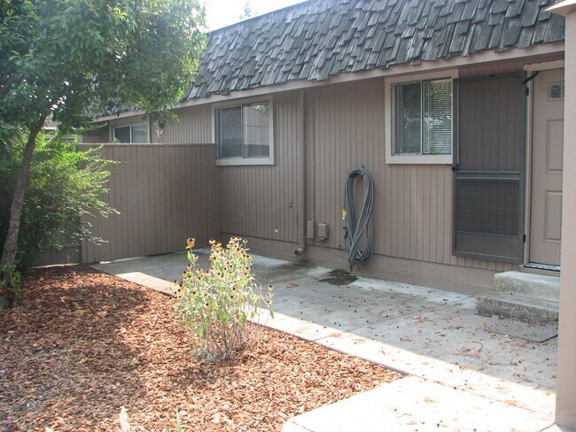Building Photo - **MOVE-IN SPECIAL** Great Location! Safe N...