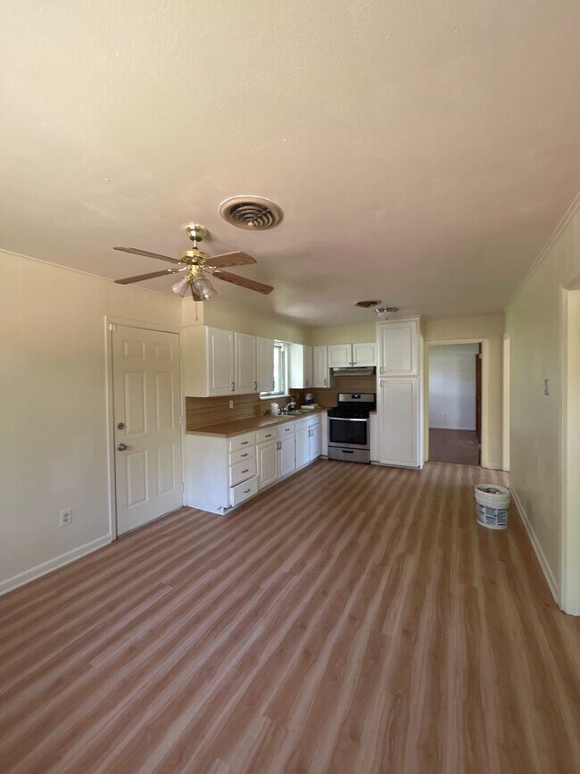 Building Photo - 3 br, 2 bath House - 3243 Caroline Dr