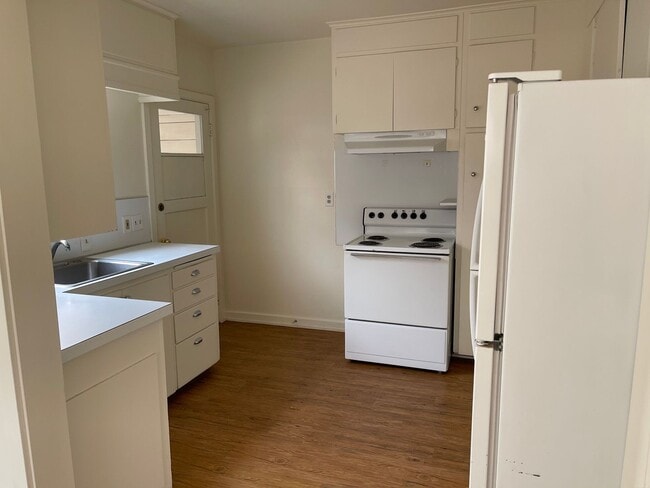 Building Photo - 3 Bedroom 1 Bath Home w/ 2 Car Garage